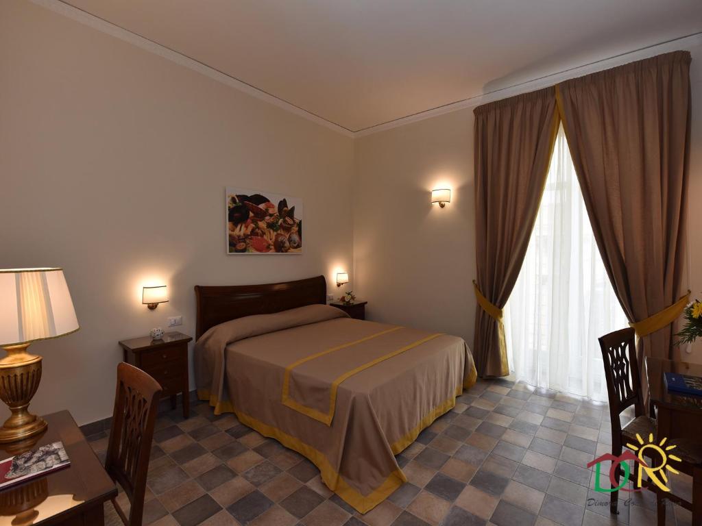 Двухместный (Двухместный номер с двуспальной кроватью и дополнительной кроватью) отеля Dimora conte di Ruvo, Неаполь