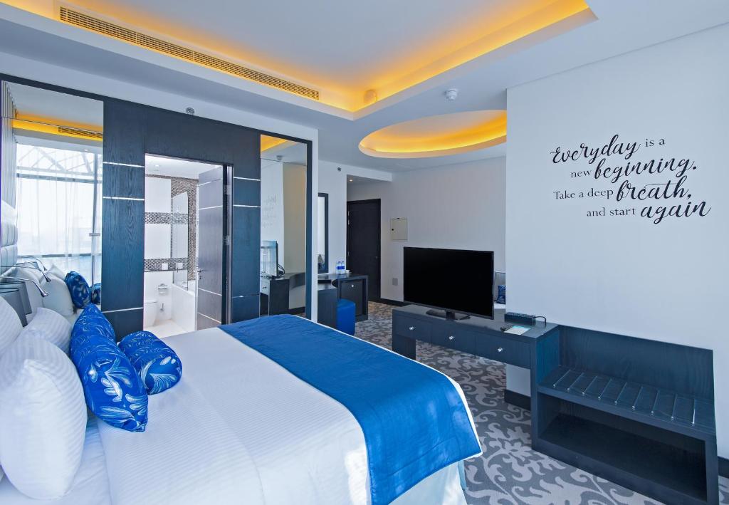 Сьюит (Клубный представительский люкс) отеля Somewhere Hotel Tecom, Дубай
