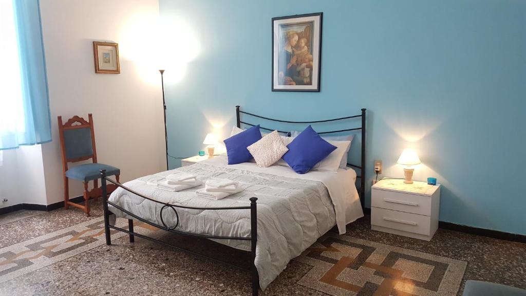 Двухместный (Номер с кроватью размера «queen-size» и видом на сад) гостевого дома Royal Suite, Генуя