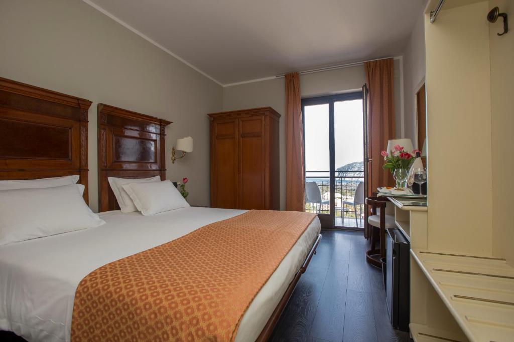 Двухместный (Двухместный номер с 1 кроватью или 2 отдельными кроватями) отеля Hotel Cristina, Сорренто