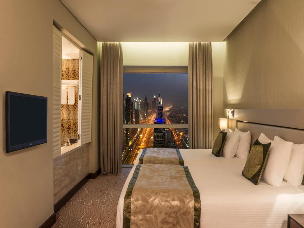 Двухместный (Улучшенный двухместный номер с 1 кроватью или 2 отдельными кроватями, правом посещения клуба и трансфером от/до международного аэропорта Дубай) отеля Millennium Plaza Hotel, Дубай