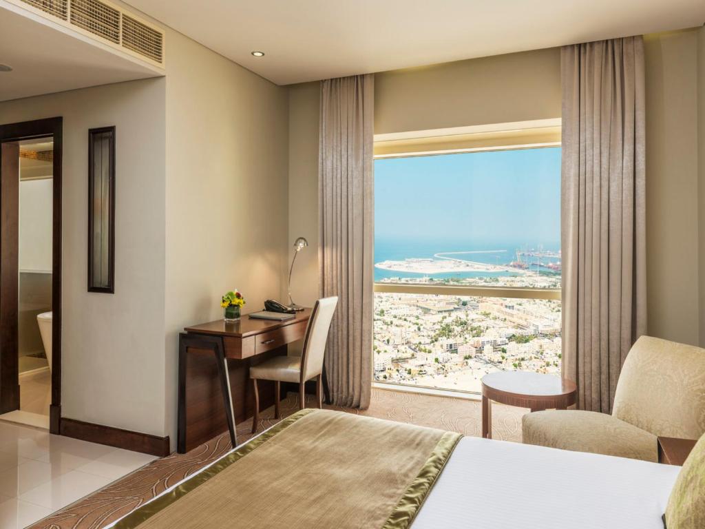 Двухместный (Улучшенный номер с кроватью размера «king-size» или 2 отдельными кроватями) отеля Millennium Plaza Hotel, Дубай