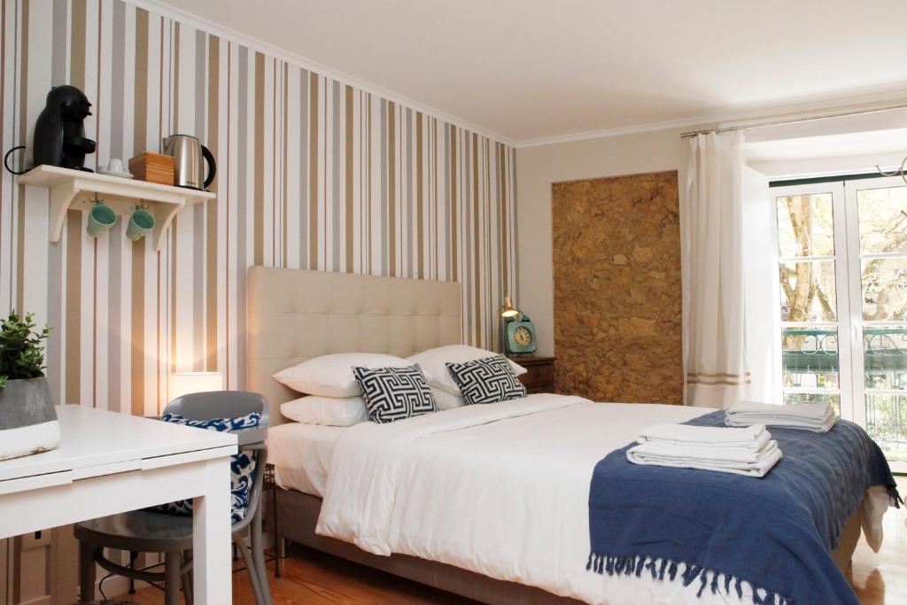 Двухместный (Небольшой двухместный номер с 1 кроватью) отеля Flores Guest House, Лиссабон