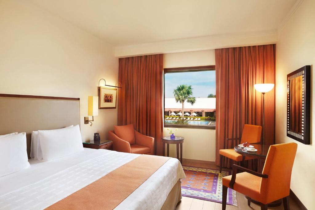 Четырехместный (Двухместный номер Делюкс с 1 кроватью или 2 отдельными кроватями и видом на бассейн) отеля Trident Agra, Агра