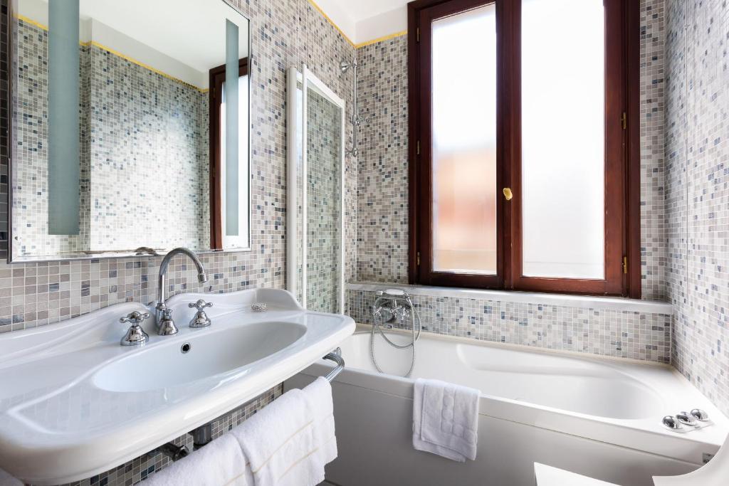 Двухместный (Двухместный номер с 1 кроватью или 2 отдельными кроватями и базовыми удобствами) отеля Hotel Liassidi Palace - Small Luxury Hotels of the World, Венеция