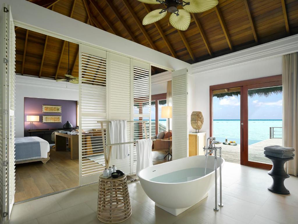 Четырехместный (Вилла на воде с частным бассейном) курортного отеля Dusit Thani Maldives, Мудду