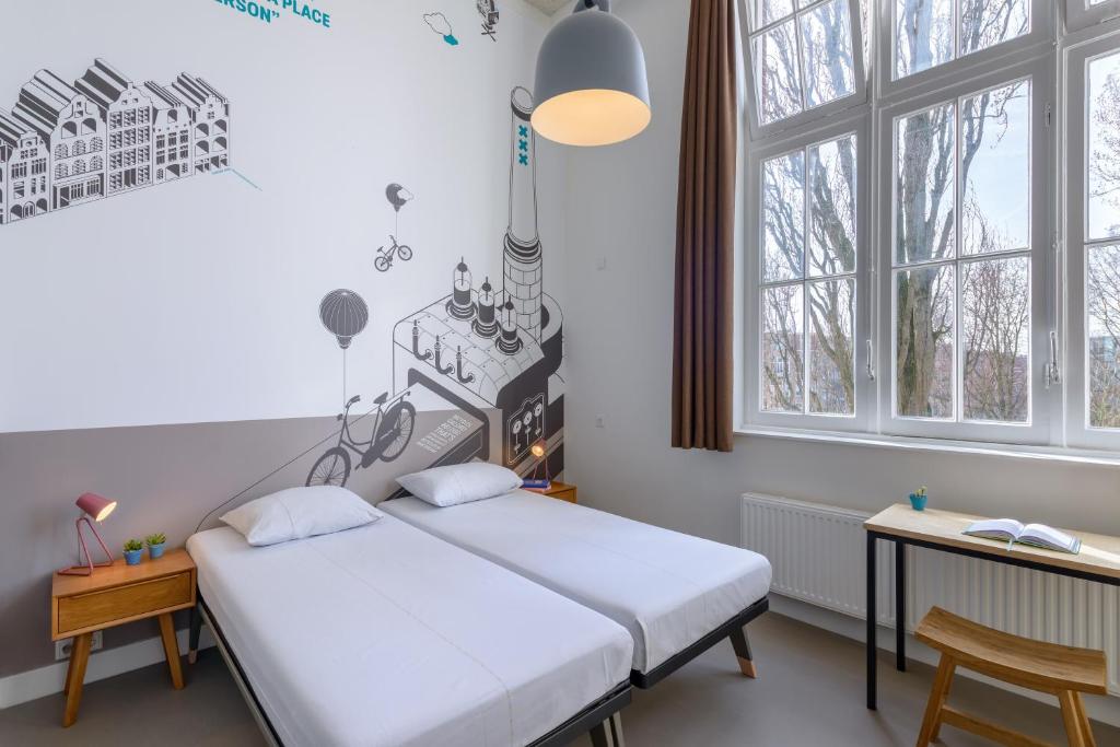 Двухместный (Двухместный номер «Комфорт» с 1 кроватью и собственной ванной комнатой) хостела Stayokay Amsterdam Zeeburg, Амстердам