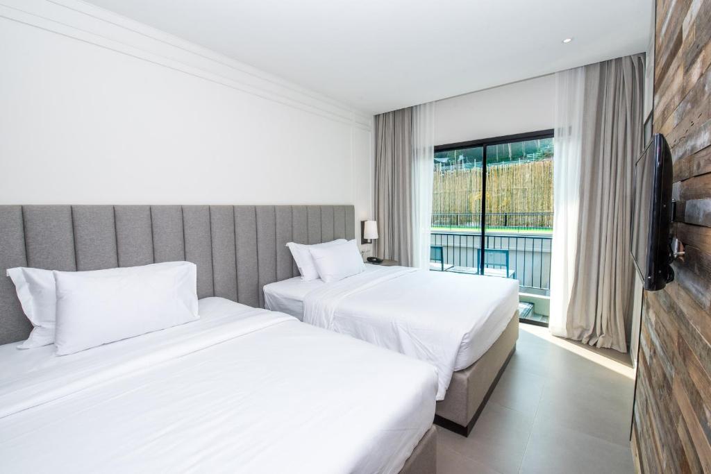 Двухместный (Улучшенный двухместный номер с 1 кроватью или 2 отдельными кроватями, вид на бассейн) отеля Sugar Marina Resort CLIFFHANGER Aonang, Краби