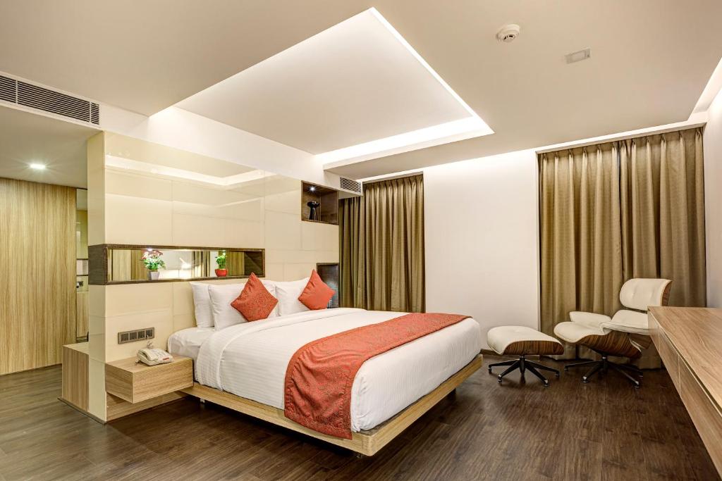 Двухместный (Улучшенный двухместный номер с 1 кроватью или 2 отдельными кроватями) отеля Attide Hotel, Бангалор