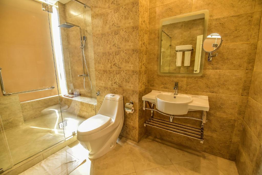 Двухместный (Day Use Room (10:00am - 4:00pm Same Day): Deluxe Double Room (Use of Swimming Pool)) отеля Grandeeza Luxury Hotel, Негомбо