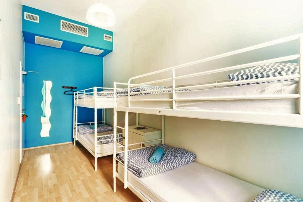 Номер (Кровать в общем 4-местном номере для мужчин и женщин) хостела Grampa's Hostel, Вроцлав