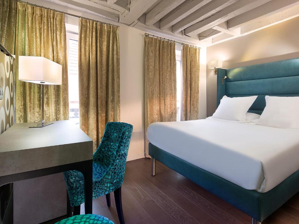 Двухместный (Улучшенный двухместный номер с 1 кроватью) отеля Hôtel Jacques De Molay, Париж