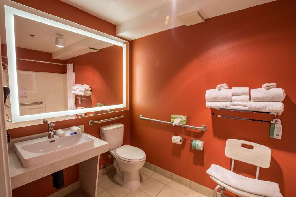 Двухместный (Номер с двумя кроватями размера «queen-size» – Ванная для гостей с ограниченными физическими возможностями) отеля Best Western Inn at the Meadows, Портленд