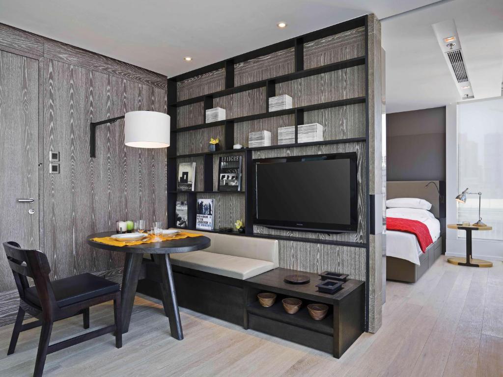 Сьюит (Staycation Offer - One-Bedroom Suite with Free Breakfast & benefits) отеля The Jervois, Гонконг (город)