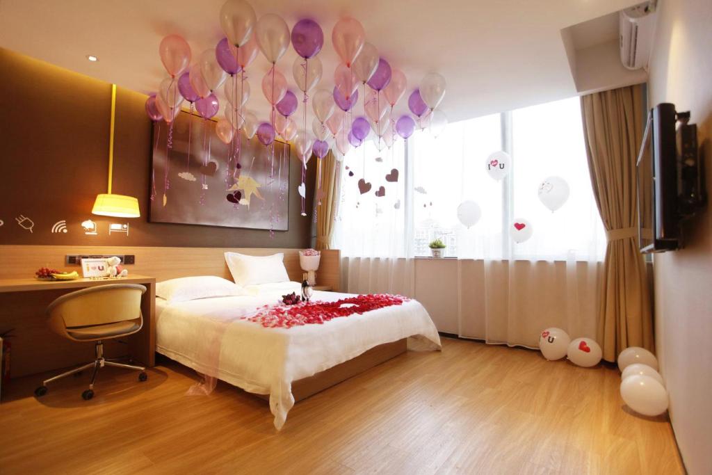 Двухместный (Mainland Chinese Citizens - U Plus Romantic Double Room), IU Hotel Zhuhai Gongbei Light Rail Station