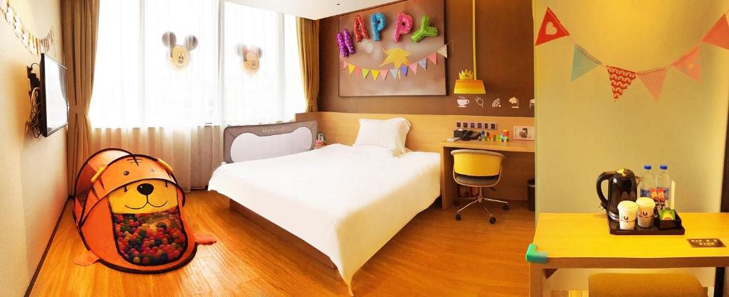 Двухместный (Mainland Chinese Citizens - U Plus Double Room with Children Decor) отеля IU Hotel Xian Xijing Hospital Tonghuamen Subway Station, Сиань