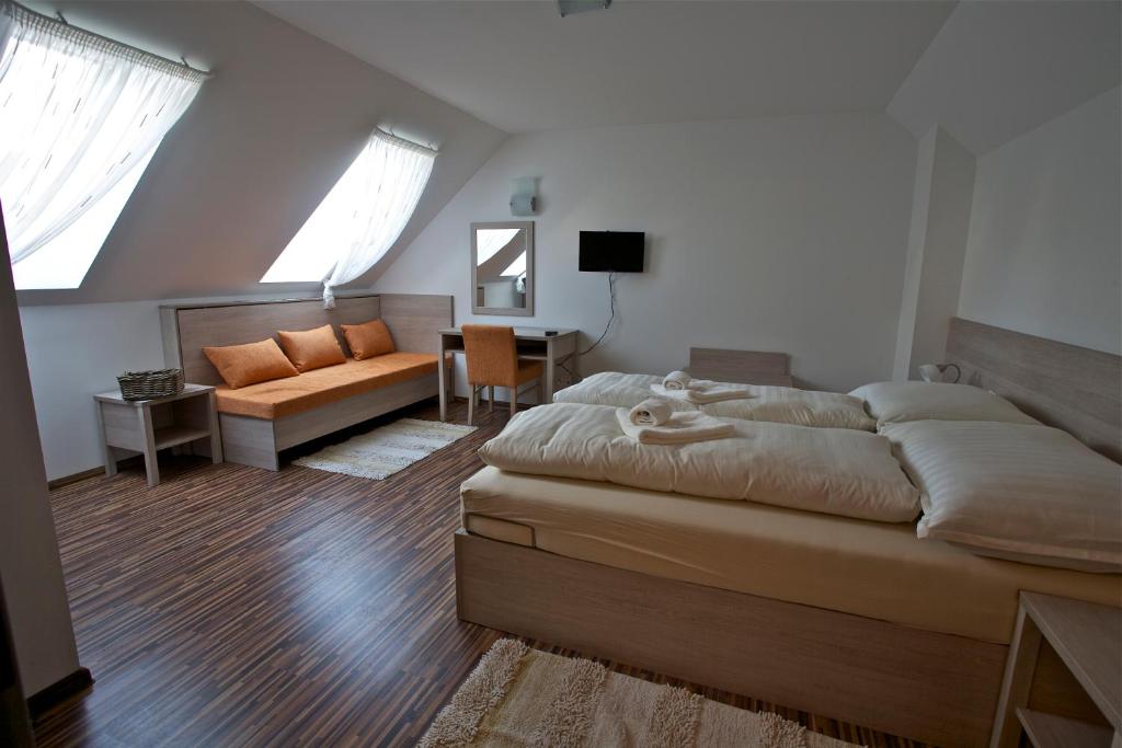 Двухместный (Двухместный номер с 2 отдельными кроватями и дополнительной кроватью) гостевого дома Pútnický mlyn, Братислава
