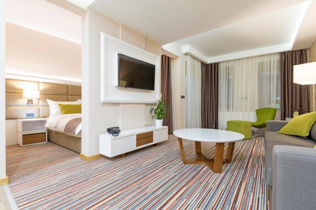 Семейный (Семейный люкс с балконом) отеля Hotel TESLA - Smart Stay Garni, Белград