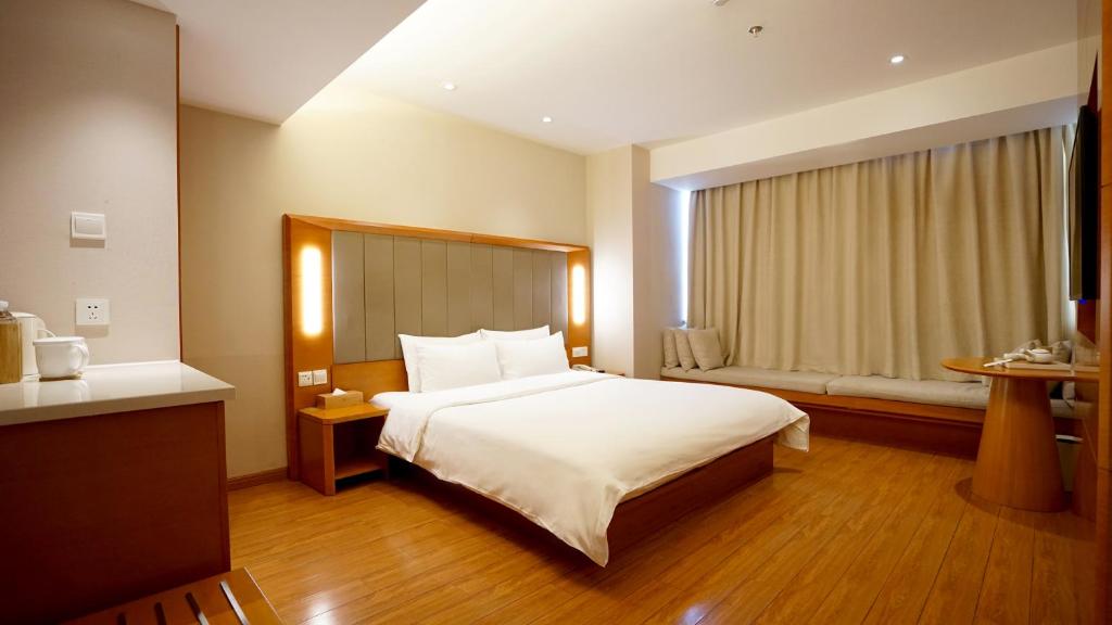 Двухместный (Улучшенный двухместный номер с 1 кроватью) отеля JI Hotel Shanghai Railway Station West Tianmu Road, Шанхай