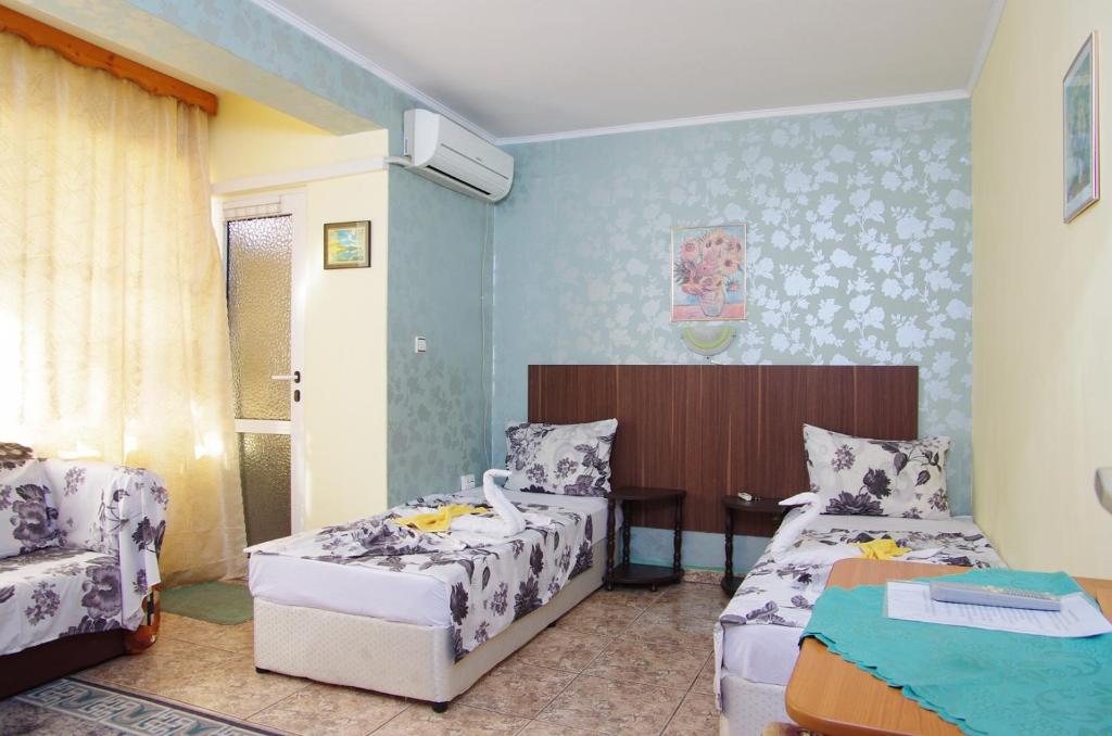 Двухместный (Двухместный номер с 1 кроватью или 2 отдельными кроватями и террасой) гостевого дома Violeta 7 Guest House, Несебыр