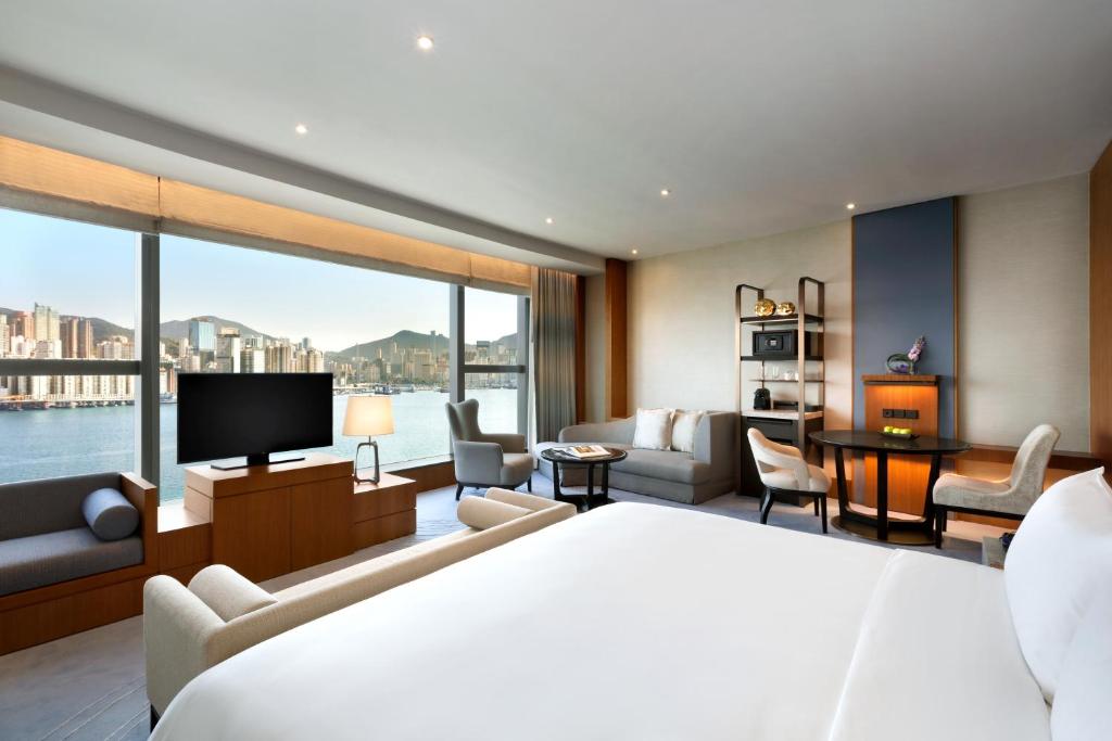 Двухместный (Номер «Премьер» c кроватью размера «king-size» и видом на море) отеля Kerry Hotel, Hong Kong, Гонконг (город)