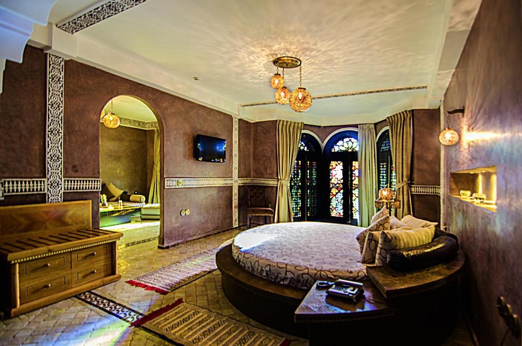 Сьюит (Посольский люкс с гидромассажной ванной) отеля Palais Ommeyad Suites & Spa, Фес