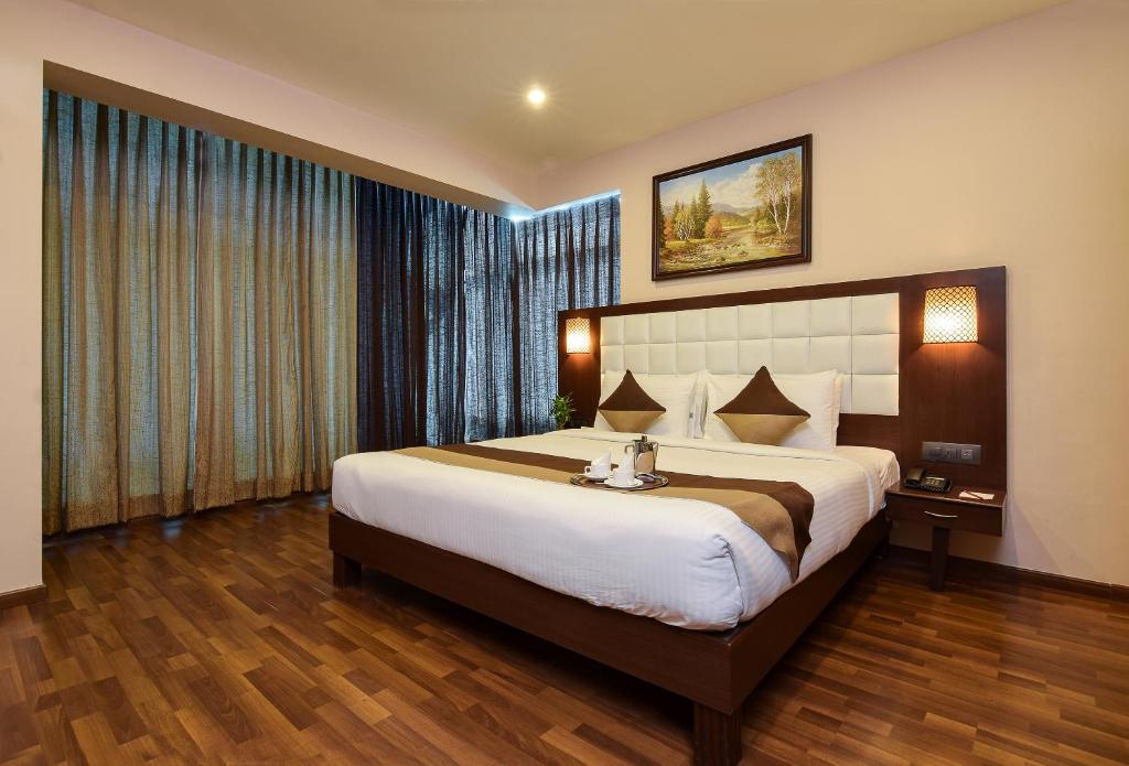 Сьюит (Улучшенный люкс) отеля Akshaya Aura, Бангалор