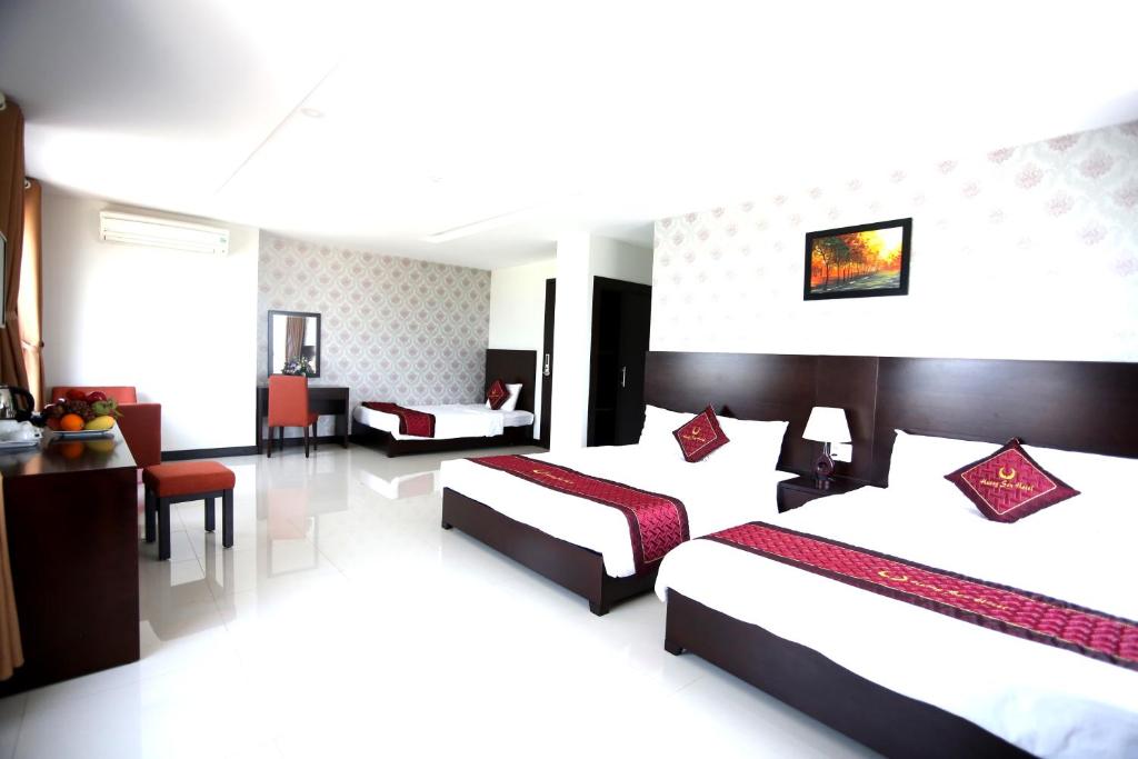 Двухместный (Семейный трехместный номер) отеля Huong Son Hotel Da Nang, Дананг