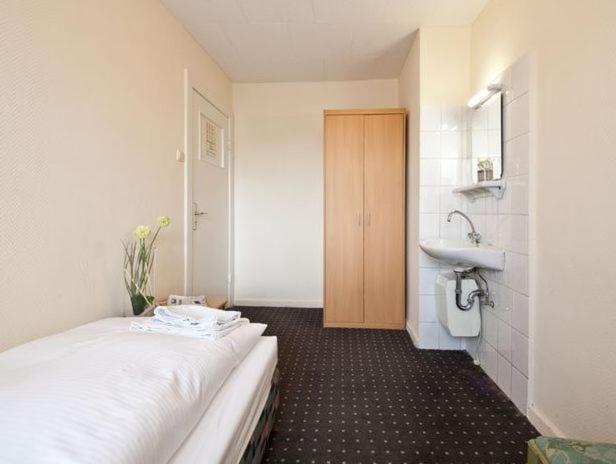 Одноместный (Одноместный номер - Общая ванная комната и туалет) гостевого дома Centrum Hotel Wikinger Hof Hamburg, Гамбург