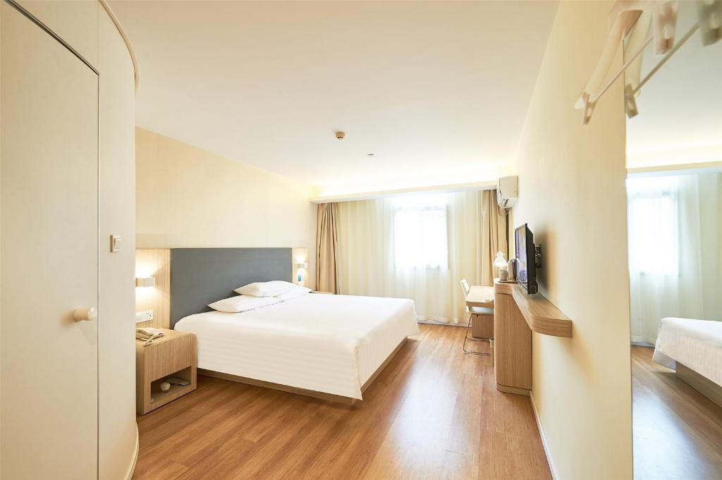 Двухместный (Улучшенный номер с кроватью размера «queen-size») отеля Hanting Hotel Shanghai Middle Ring Hunan Road, Шанхай