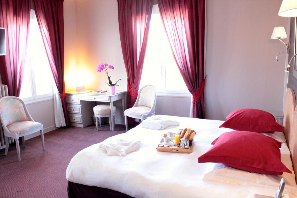 Трехместный (Трехместный номер) отеля Grand Hotel De Courtoisville & Spa, Сен-Мало