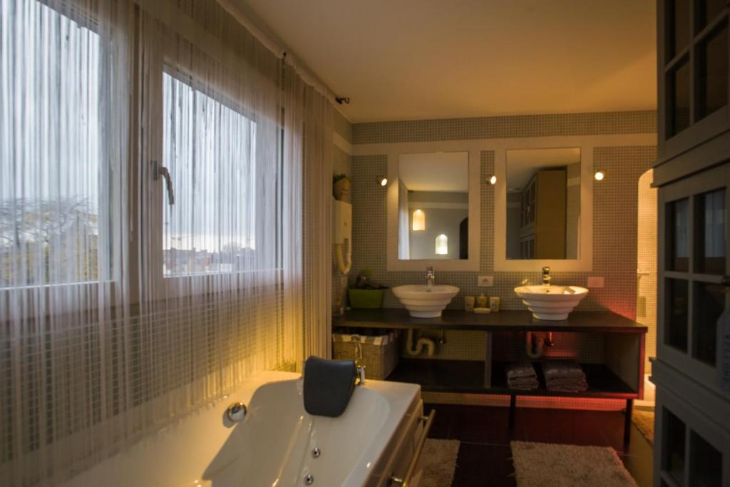 Двухместный (Двухместный номер Делюкс с 1 кроватью и балконом) отеля B&B Casablanca, Кортрейк