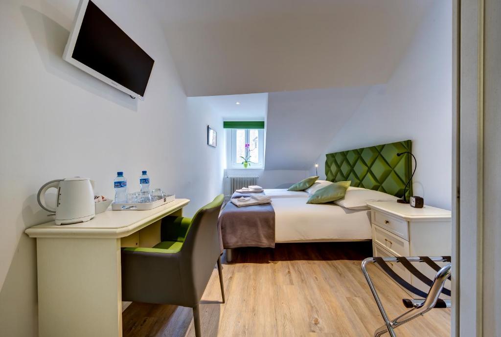 Двухместный (Двухместный номер с 2 отдельными кроватями) отеля Hotel du Raisin, Лозанна