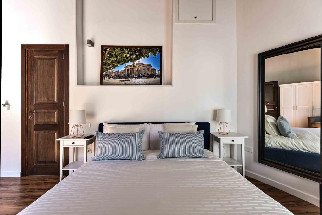 Двухместный (Улучшенный номер с кроватью размера «king-size») отеля Casa Nostra with balcony, Палермо