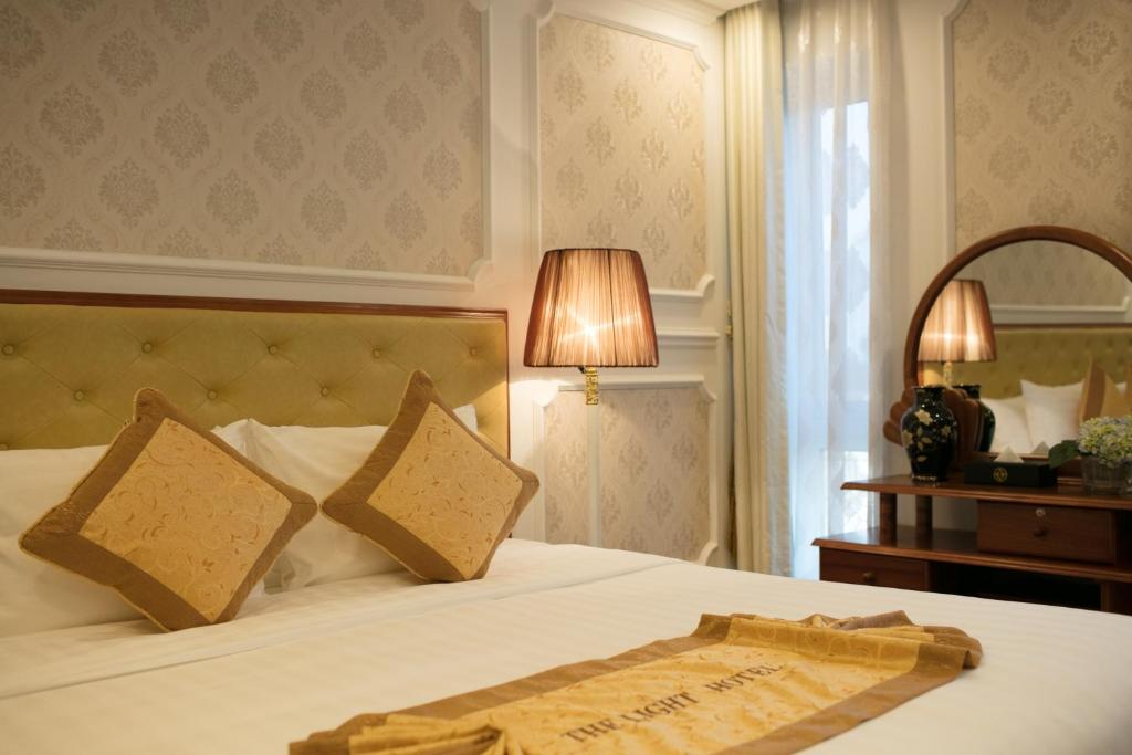 Двухместный (Двухместный номер Делюкс с 1 кроватью или 2 отдельными кроватями с окном) отеля The Light Hotel, Ханой