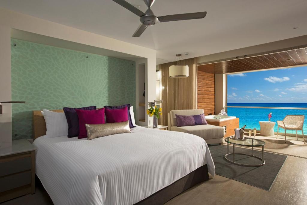 Сьюит (Двухместный клубный полулюкс Xhale с 1 кроватью и гидромассажной ванной, рядом с океаном) курортного отеля Breathless Riviera Cancun Resort & Spa, Пуэрто-Морелос