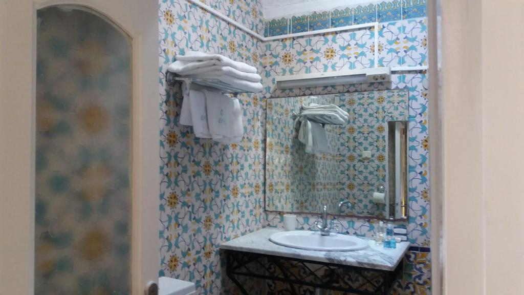 Двухместный (Двухместный номер с 1 кроватью и собственной ванной комнатой) отеля Hôtel Bou Fares, Сиди-Бу-Саид