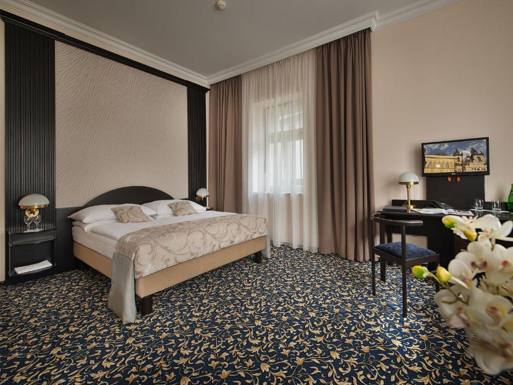 Трехместный (Двухместный номер с двуспальной кроватью и дополнительной кроватью) отеля Royal Esprit, Прага