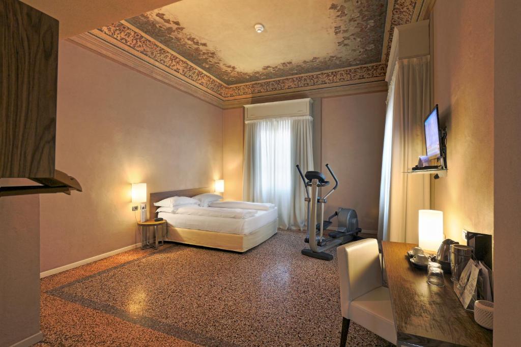 Двухместный (Двухместный номер Делюкс с 1 кроватью) отеля I Portici Hotel Bologna, Болонья