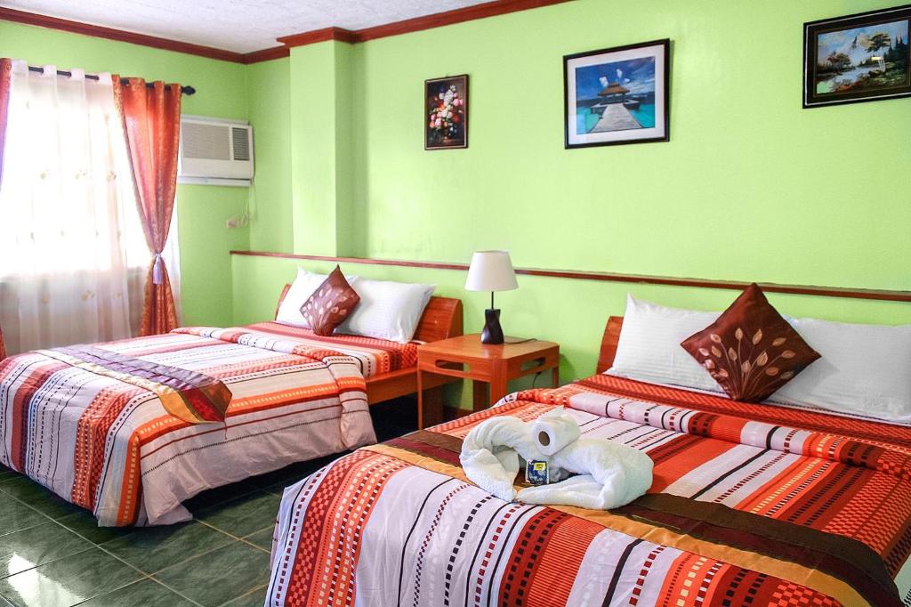 Сьюит (Суперлюкс с кроватью размера «queen-size») курортного отеля Blue Corals Beach Resort, Малапаскуа