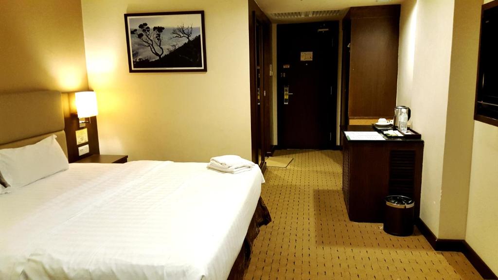 Двухместный (Улучшенный номер с кроватью размера «king-size») отеля Lintas View Hotel, Кота-Кинабалу