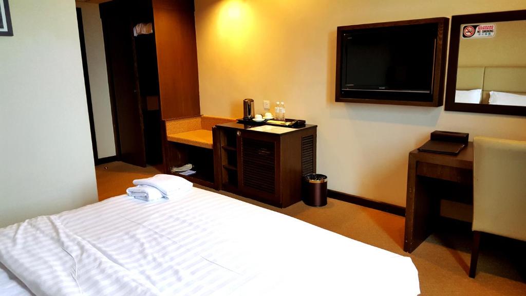Двухместный (Номер «Премьер» с кроватью размера «king-size») отеля Lintas View Hotel, Кота-Кинабалу