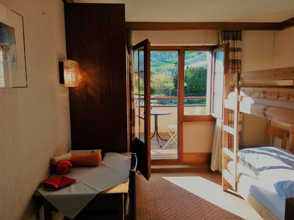 Двухместный (Двухместный номер с 2 спальными местами на двухъярусной кровати и балконом) отеля Heidi-Guesthouse-Amden Sternen, Везен