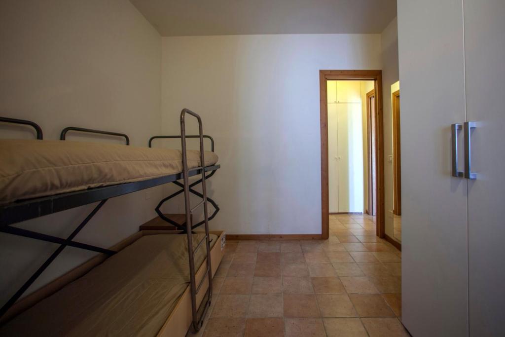 Номер (Бунгало с 2 спальнями (4 взрослых)) парк-отеля The Garda Village, Сирмионе