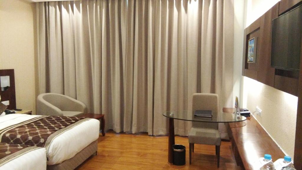 Двухместный (Улучшенный двухместный номер с 1 кроватью) отеля Clarion Inn Jaipur, Джайпур