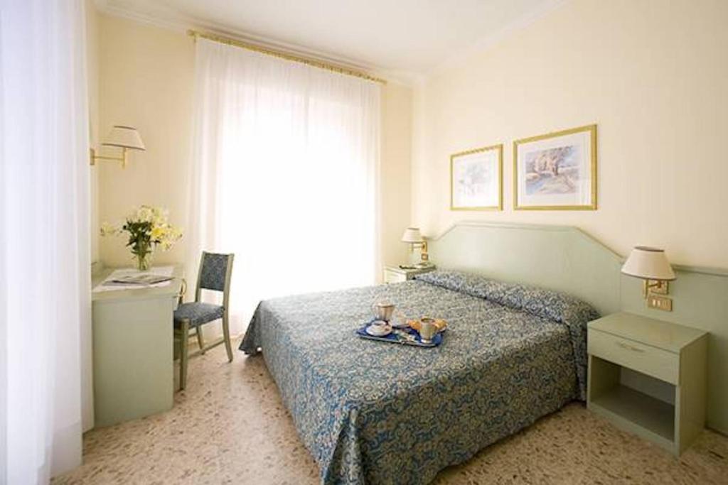 Двухместный (Улучшенный двухместный номер с 1 кроватью или 2 отдельными кроватями) отеля Hotel Aida, Алассио