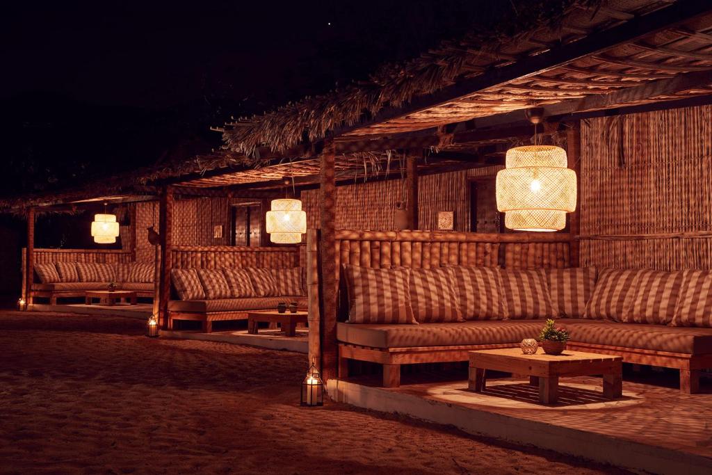 Двухместный (Двухместная пляжная хижина барасти с 1 кроватью) курортного отеля Muscat Hills Resort, Маскат