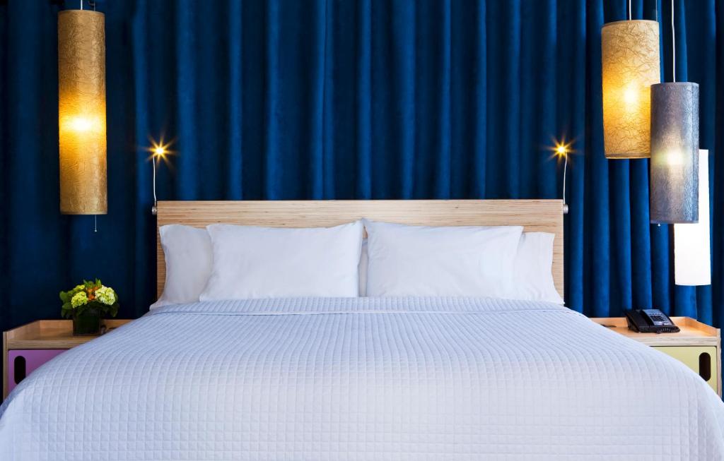 Двухместный (Номер Делюкс с кроватью размера «king-size» и видом на Бродвей) отеля Arthouse Hotel, Нью-Йорк