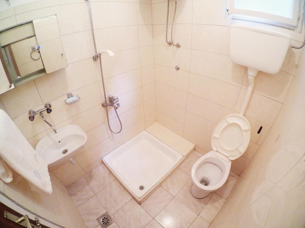 Трехместный (Трехместный номер с основными удобствами и общей ванной комнатой) хостела Hostel Center, Ульцинь