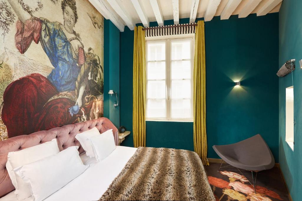 Двухместный (Улучшенный двухместный номер с 1 кроватью) отеля Hotel du Petit Moulin, Париж